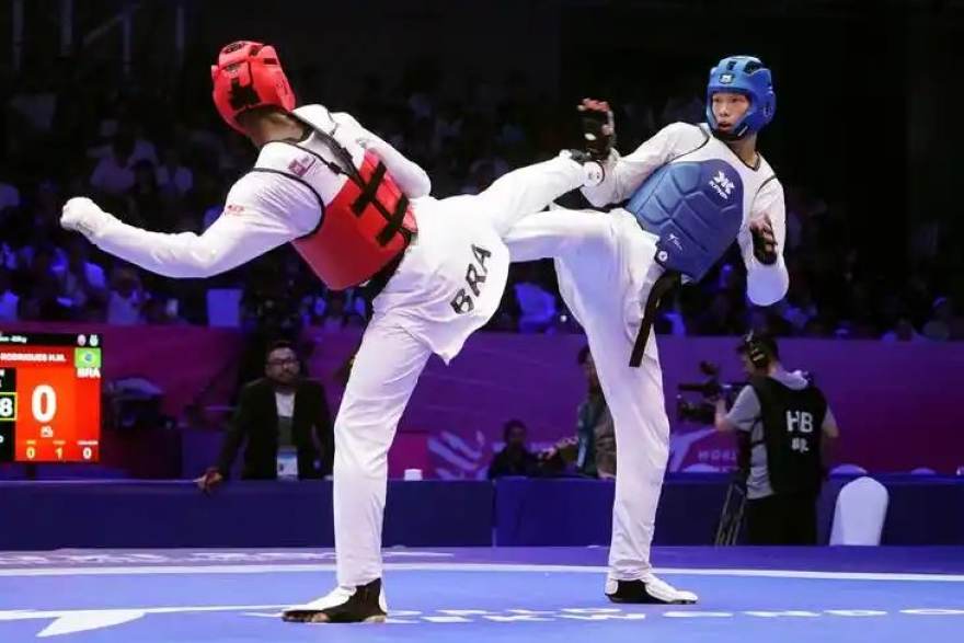 爱看球赛季中期盘点：五大联赛争冠格局与黑马成色观察